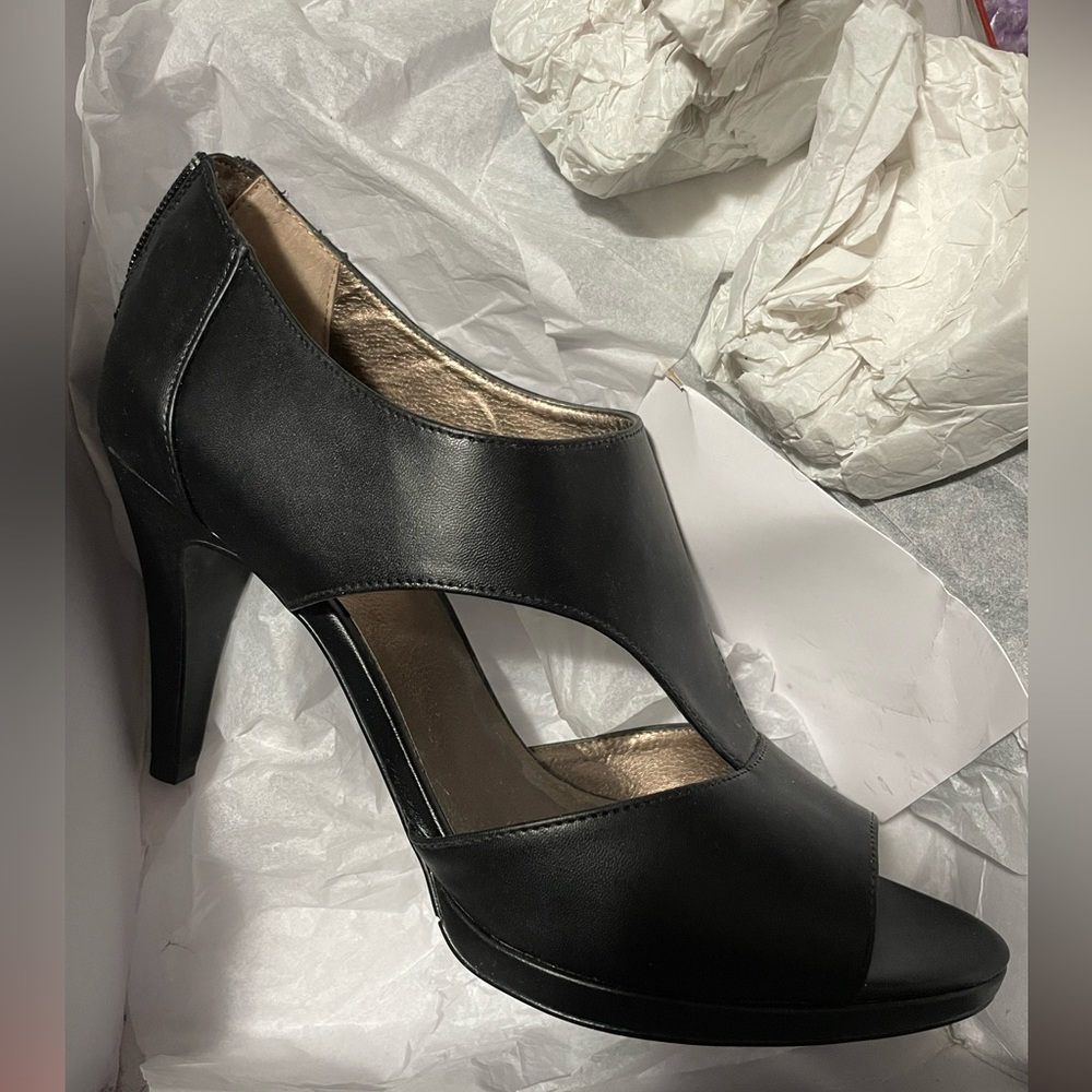 Women's heel - size 9.5 - BNIB